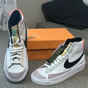 Womens Nike Mid Blazer ‘77- white , black, green strike, blanc